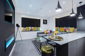 TWO BED Modern Apartment 5min walk to Town centre with Free Parking ! Under New Management
